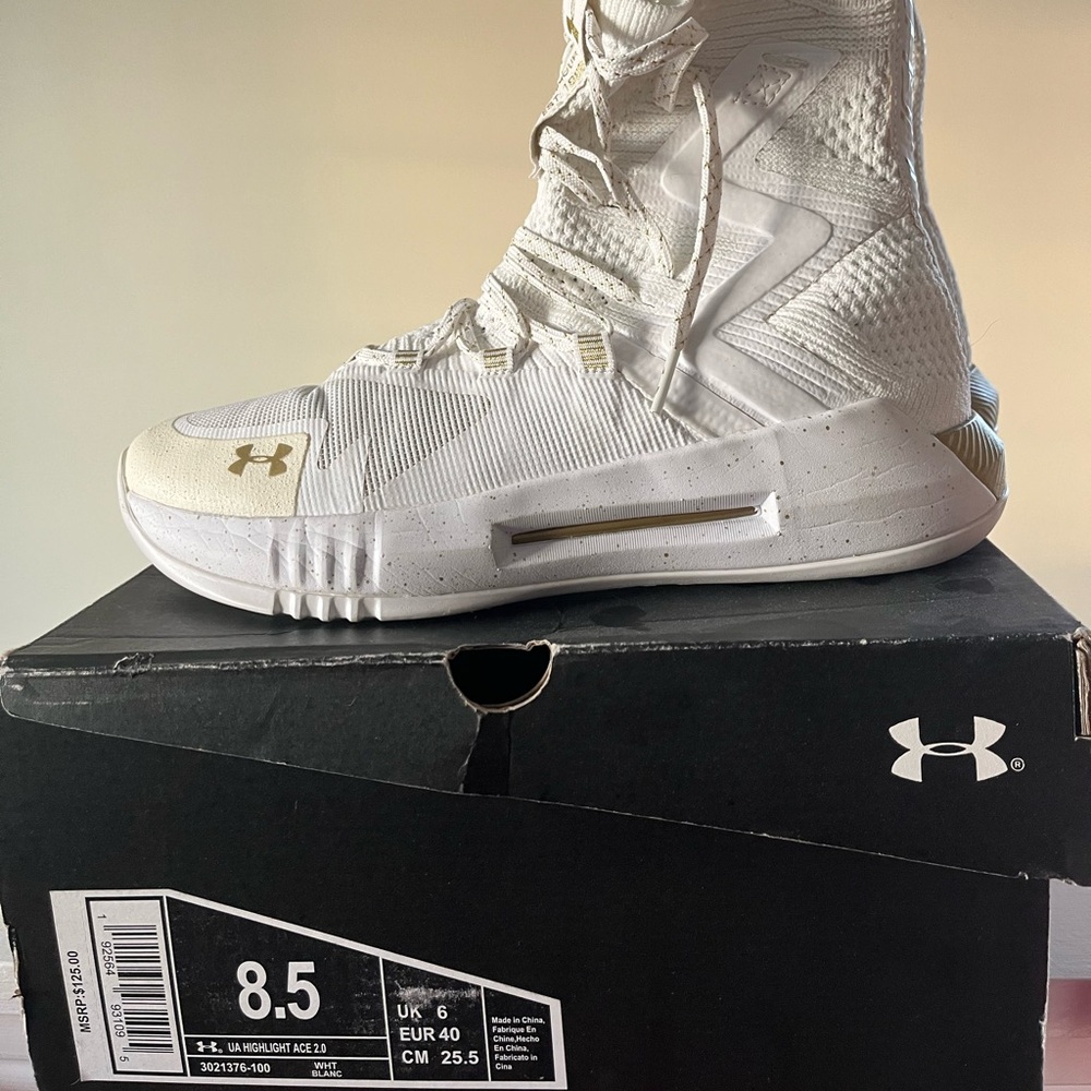 brand new under armor volleyball shoes